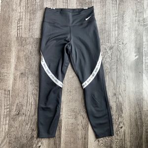 Nike Mid Calf Legging